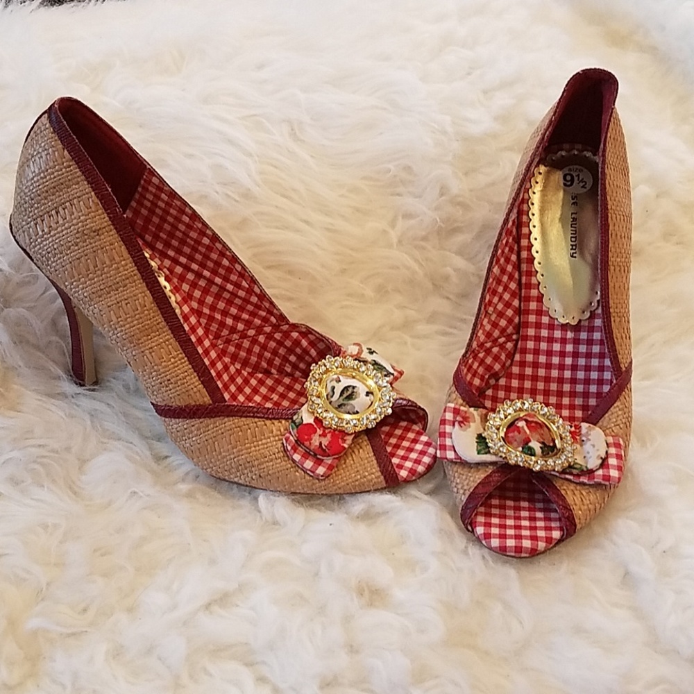 (9.5) Adorable Chinese Laundry Rattan and Gingham